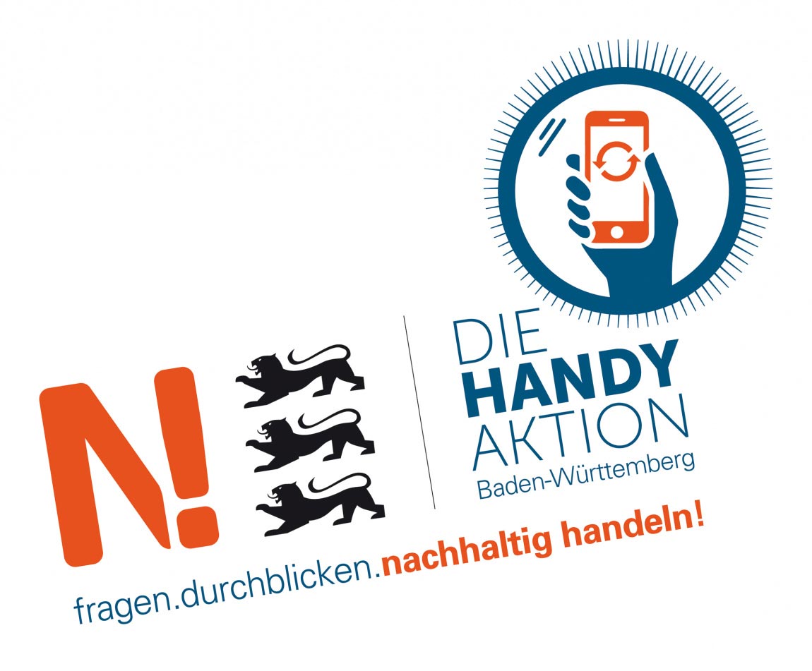 Abbildung eines Logos mit einem blauen Kreis, der eine Hand hält ein Smartphone. Text: „DIE HANDY AKTION Baden-Württemberg“ und „fragen.durchblicken.nachhaltig handeln!“ Neben drei Löwen und einem großen „N!“.