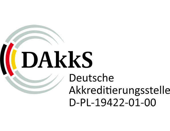 Logo mit Text: „DAkkS Deutsche Akkreditierungsstelle D-PL-19422-01-00“ in schwarzer Schrift. Ein stilisiertes Symbol in den Farben schwarz, rot, gelb links daneben.