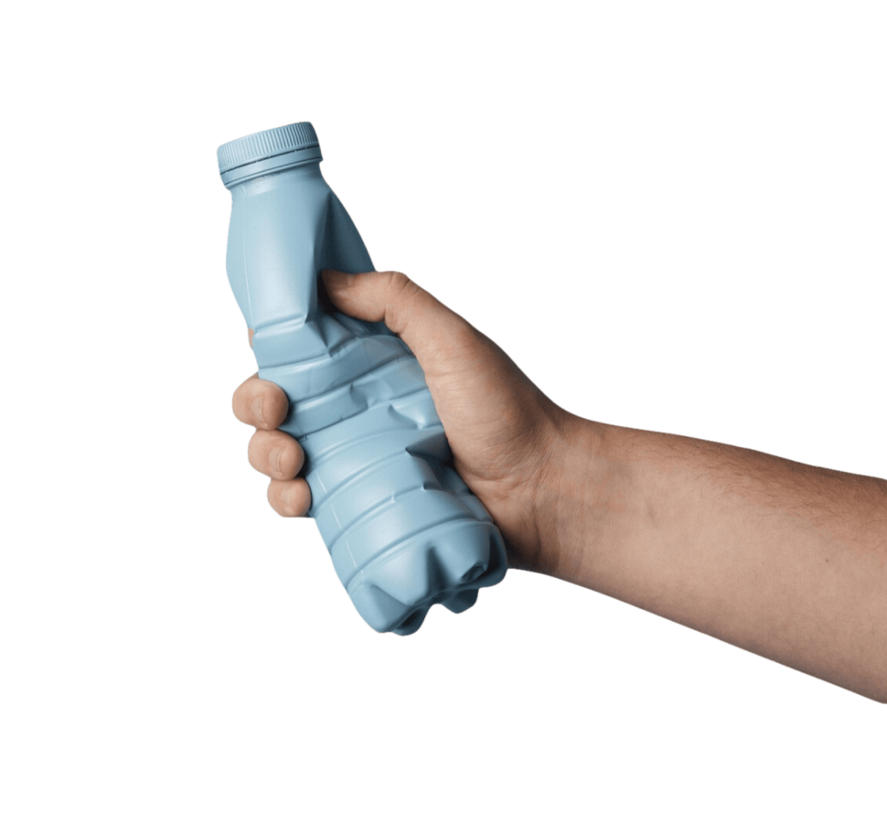 Eine Hand hält eine zerdrückte, bläulich gefärbte Plastikflasche vor einem neutralen Hintergrund.