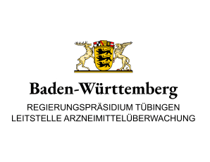 Wappen von Baden-Württemberg über Text: „Baden-Württemberg, Regierungspräsidium Tübingen, Leitstelle Arzneimittelüberwachung“; symbolisiert eine offizielle Einrichtung zur Überwachung von Arzneimitteln.
