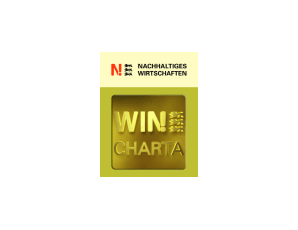 Ein goldenes Logo zeigt den Text „WIN! CHARTA“ auf einem Label mit schwarzem Text „NACHHALTIGES WIRTSCHAFTEN“ darüber. Das Design hebt Nachhaltigkeit hervor.