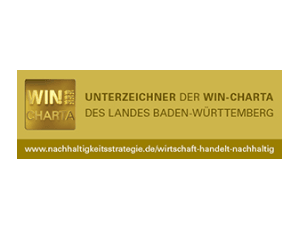 Das Bild zeigt ein Zertifikatlogo mit Text: "UNTERZEICHNER DER WIN-CHARTA DES LANDES BADEN-WÜRTTEMBERG" und "www.nachhaltigkeitsstrategie.de/wirtschaft-handelt-nachhaltig" in gelb und goldener Farbgebung.