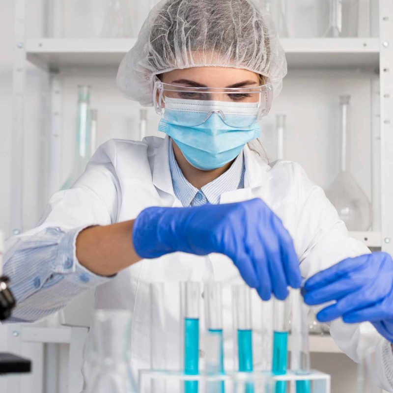 Labormitarbeiterin bei der Probenvorbereitung für die Flüssigchromatographie (HPLC/IC) im Prüflabor von SAS Hagmann zur Analyse chemischer Stoffe und Gemische.